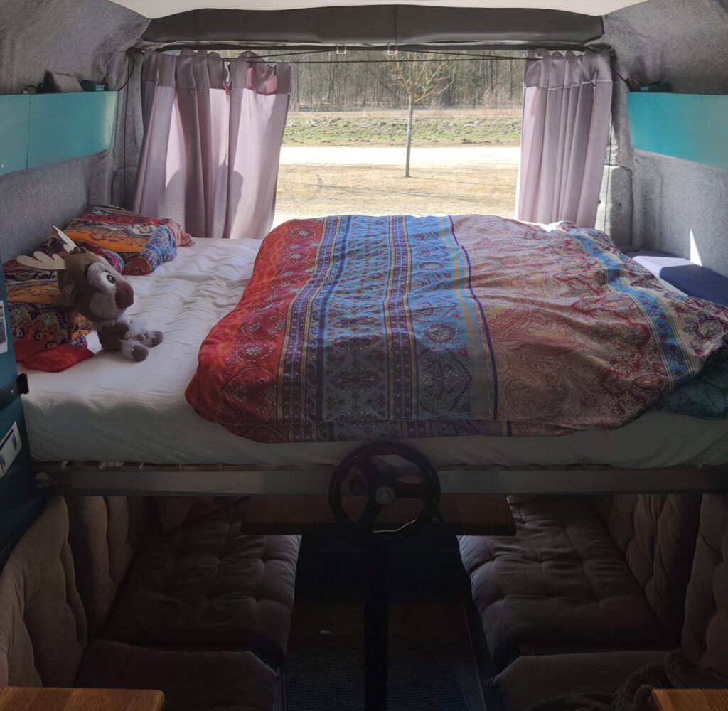 Schlafen im Camper-Selbstausbau: Das Hubbett